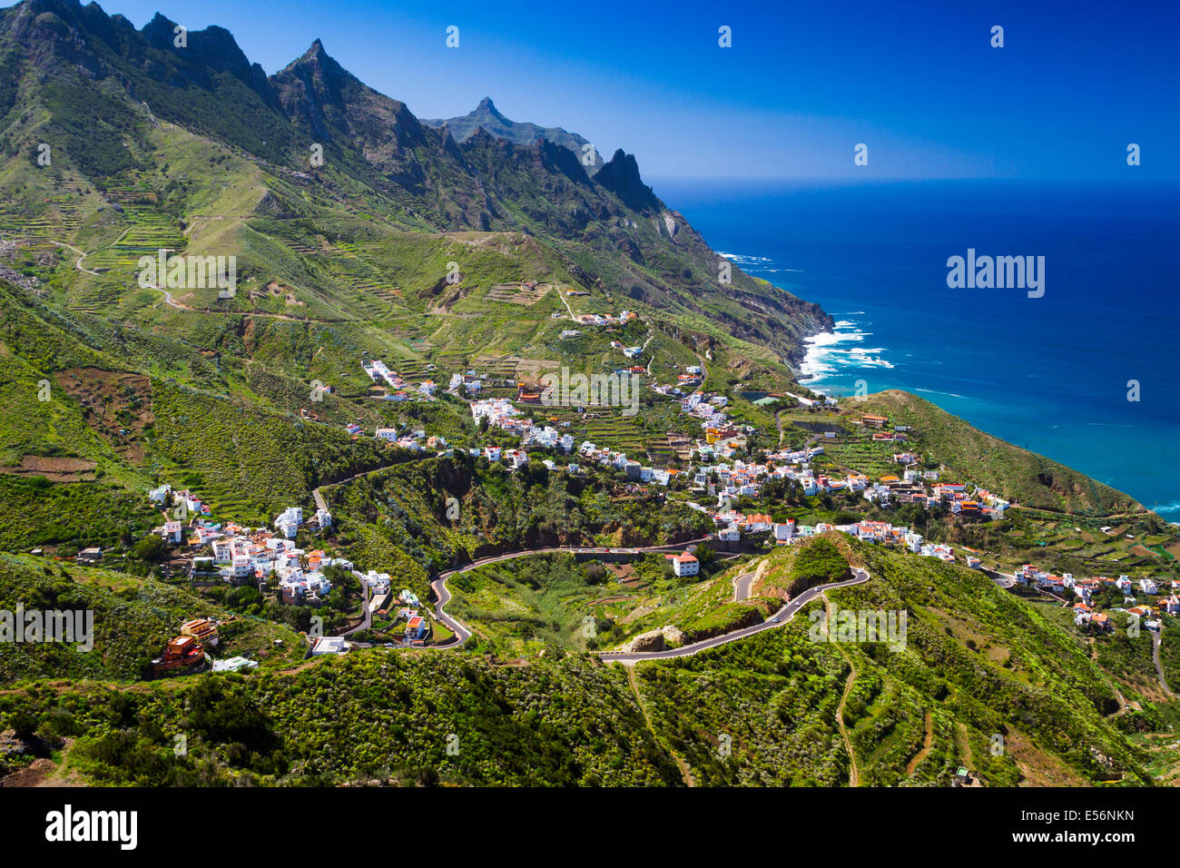 Taganaga village et falaises. Santa Cruz de Tenerife, Tenerife, Canaries, Espagne, l'océan Atlantique. L'Europe. Banque D'Images