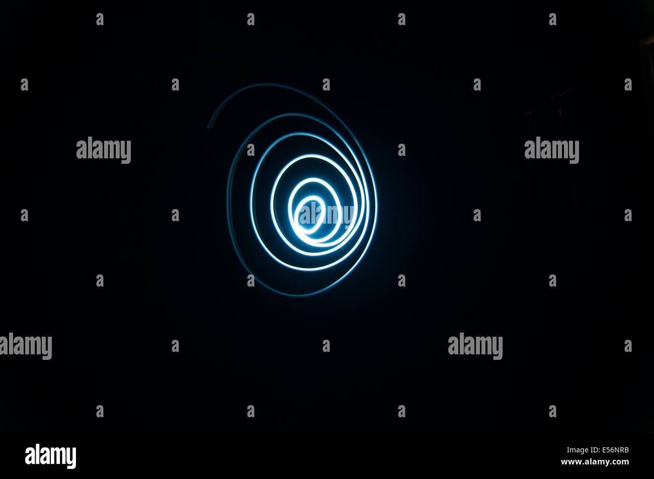 Des sentiers de lumière avec la photographie technique d'exposition longue Banque D'Images