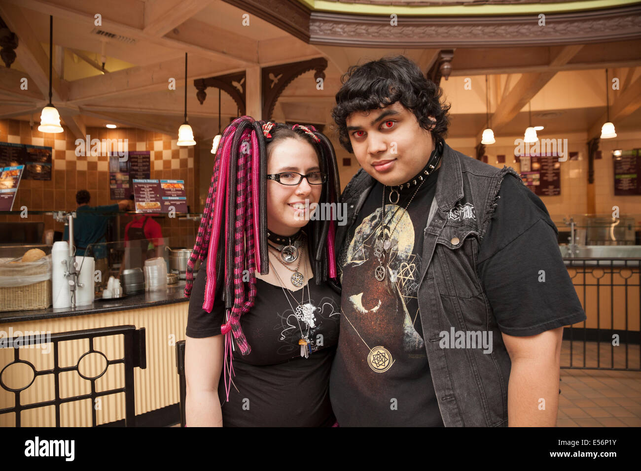 Goth couple portant des vêtements noirs, des bijoux cloutés, et des piercings. Banque D'Images