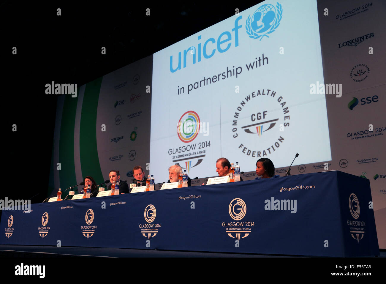 Centre de presse principal de SECC, Glasgow, Écosse, Royaume-Uni, mardi, 22 juillet 2014. Conférence de presse pour donner un aperçu du Partenariat 2014 de l'UNICEF et de Glasgow et de la participation de l'UNICEF à la cérémonie d'ouverture des Jeux du Commonwealth 2014 à Glasgow. De gauche à droite, Jackie Brock-Doyle Glasgow 2014 Conseiller exécutif, David Grevemberg Directeur général Glasgow 2014, Jon Sparkes Directeur de l'exploitation UNICEF Royaume-Uni, Lord David Puttnam Ambassadeur de l'UNICEF Royaume-Uni, Sir Roger Moore Ambassadeur de bonne volonté de l'UNICEF, Monica Dzonzi du Malawi Ambassadeur de la jeunesse de l'UNICEF Banque D'Images