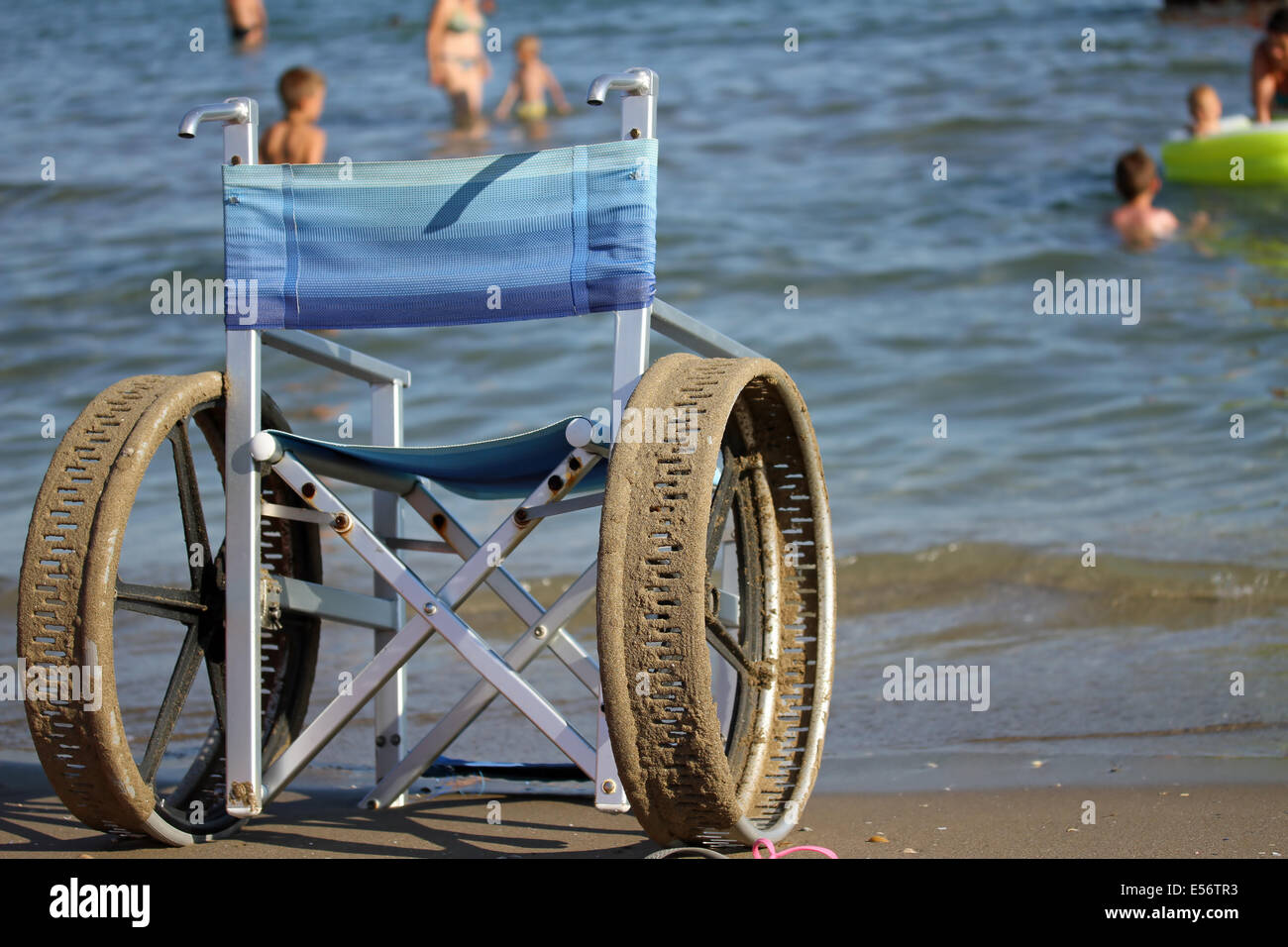 Fauteuil roulant avec les roues en acier pour donner la possibilité  d'entrer dans la mer pour les personnes handicapées Photo Stock - Alamy