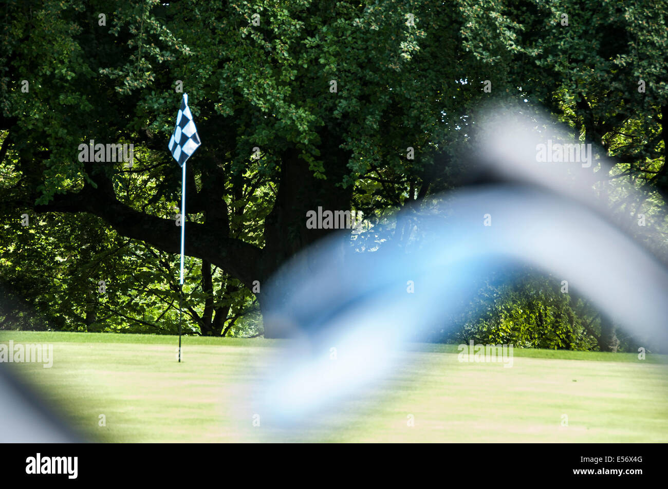 Golf dans les Cotswolds se concentrer sur l'écorcher avec un ensemble de clubs dans l'avant-plan Banque D'Images