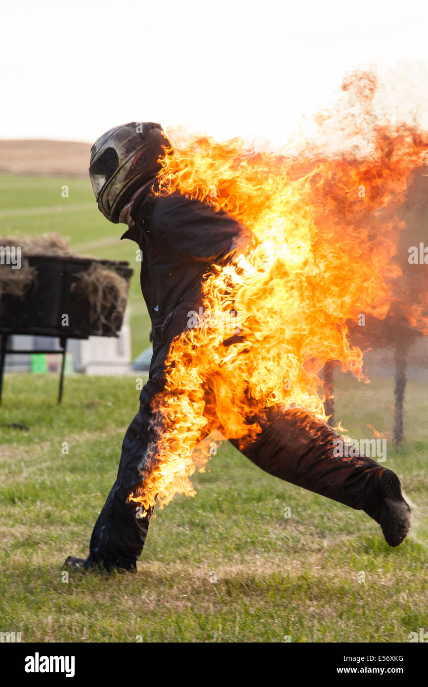 Cascadeur en feu à Scott May's Daredevil stunt show, Matterley Bowl, Winchester, Hampshire, Angleterre. Banque D'Images