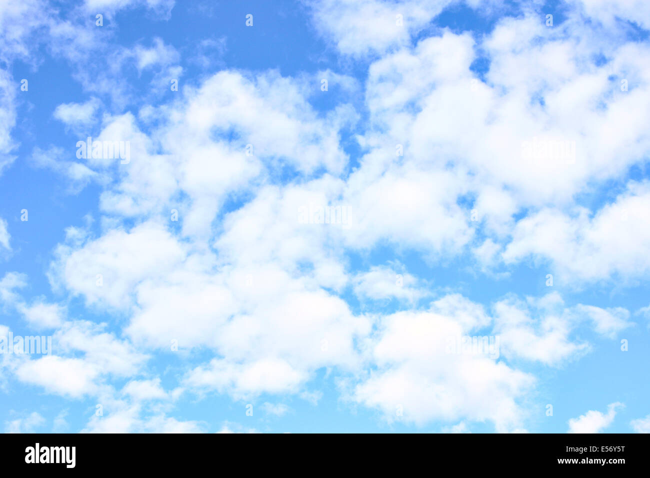 Ciel bleu et nuages, peut être utilisé comme arrière-plan Banque D'Images