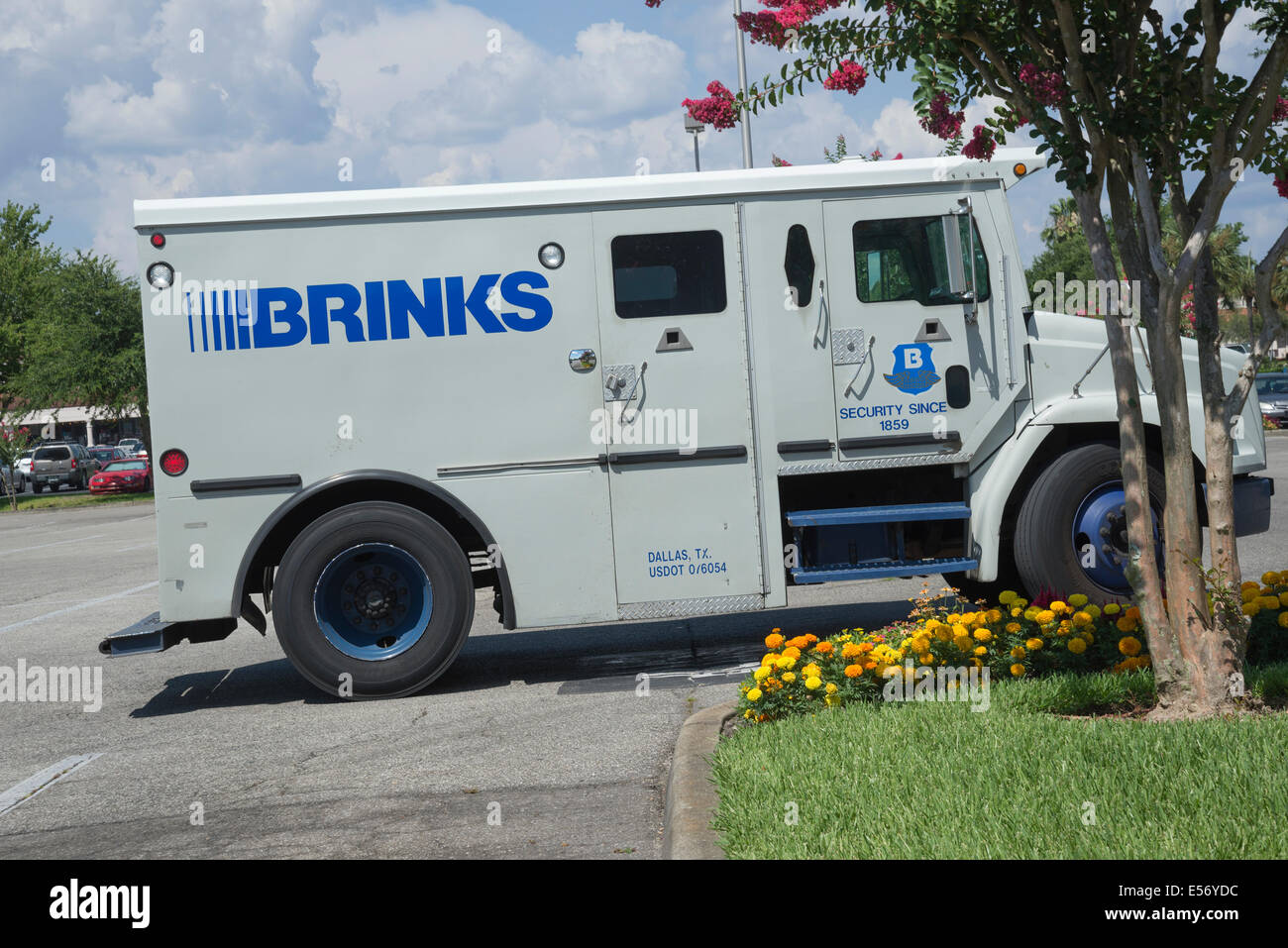 Sécurité Brinks chariot prend c'est arrondit à Gainesville, en Floride. Banque D'Images