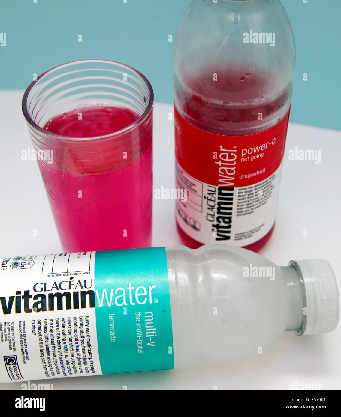 L'eau de boisson énergétique vitamine - artiste rap 50 Cent est un investisseur - maintenant propriété de Coca-Cola Banque D'Images