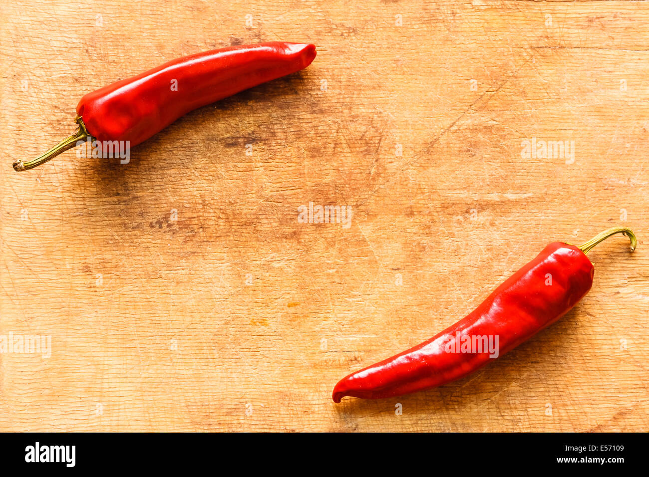 Red Hot Chili Peppers sur la vieille Table en bois Surface Texture Background Banque D'Images