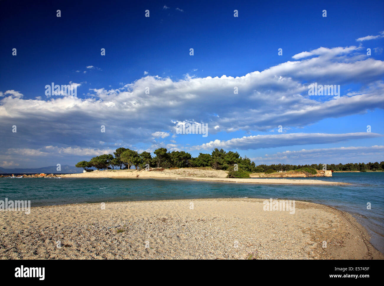 L'entrée du lagon et plage, Glarokavos péninsule de Kassandra, Chalcidique, Macédoine, Grèce. Banque D'Images