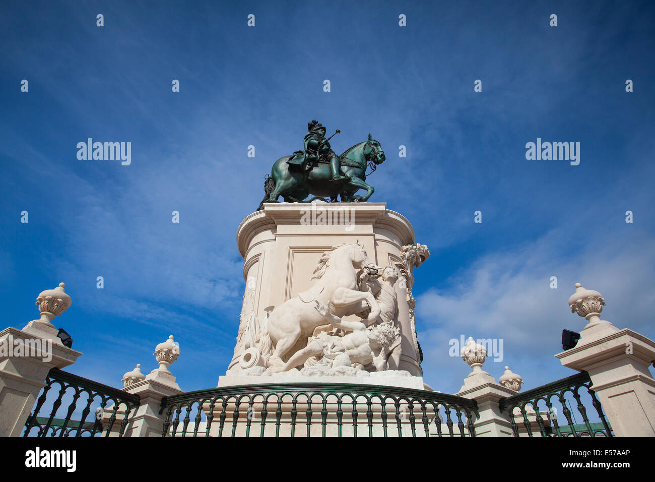 Lisbonne, PORTUGAL - Juillet 6,2014 : statue en bronze du Roi Jose je de 1775 sur la Place du Commerce, Lisbonne, Portugal. Banque D'Images