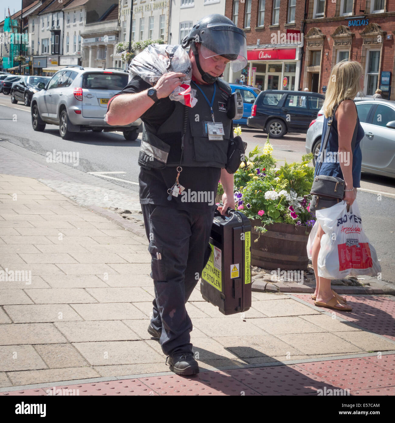 Un garde de sécurité transport de liquide de son van à une boutique du Yorkshire du Nord Banque D'Images