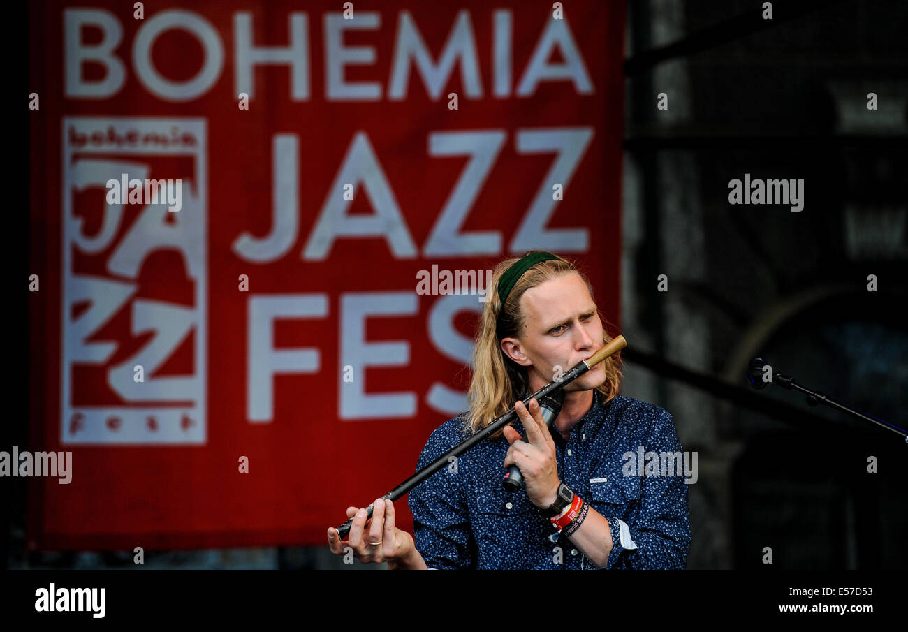 Chanteur et percussionniste estonien Sepp argent effectue dans Bohemia Jazz Fest à Liberec, République tchèque, le 22 juillet 2014. (Photo/CTK Radek Petrasek) Banque D'Images