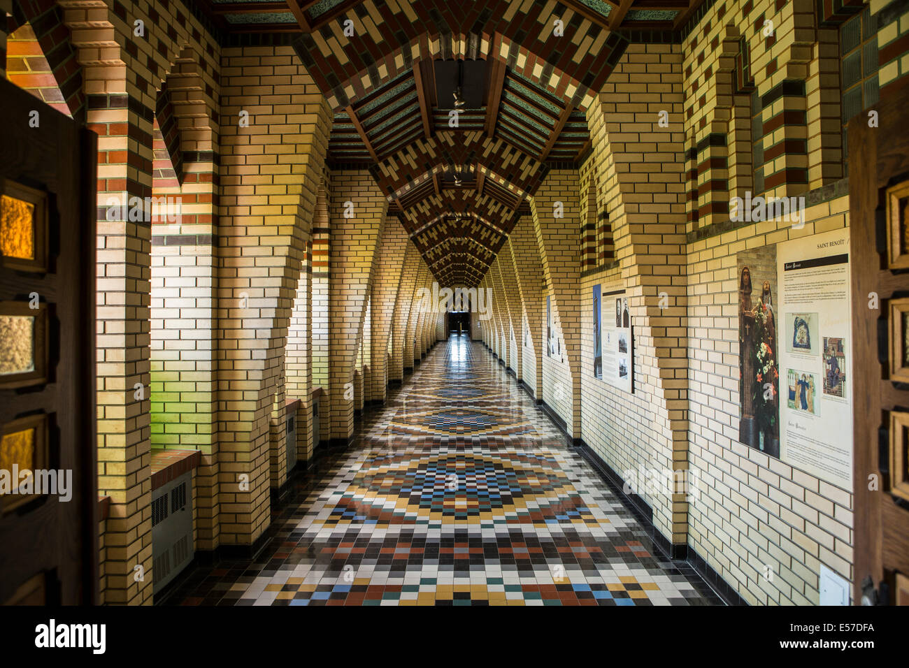 L'intérieur de l'Abbaye de StBenoitDuLac (Abbaye Saint Benoît) est
