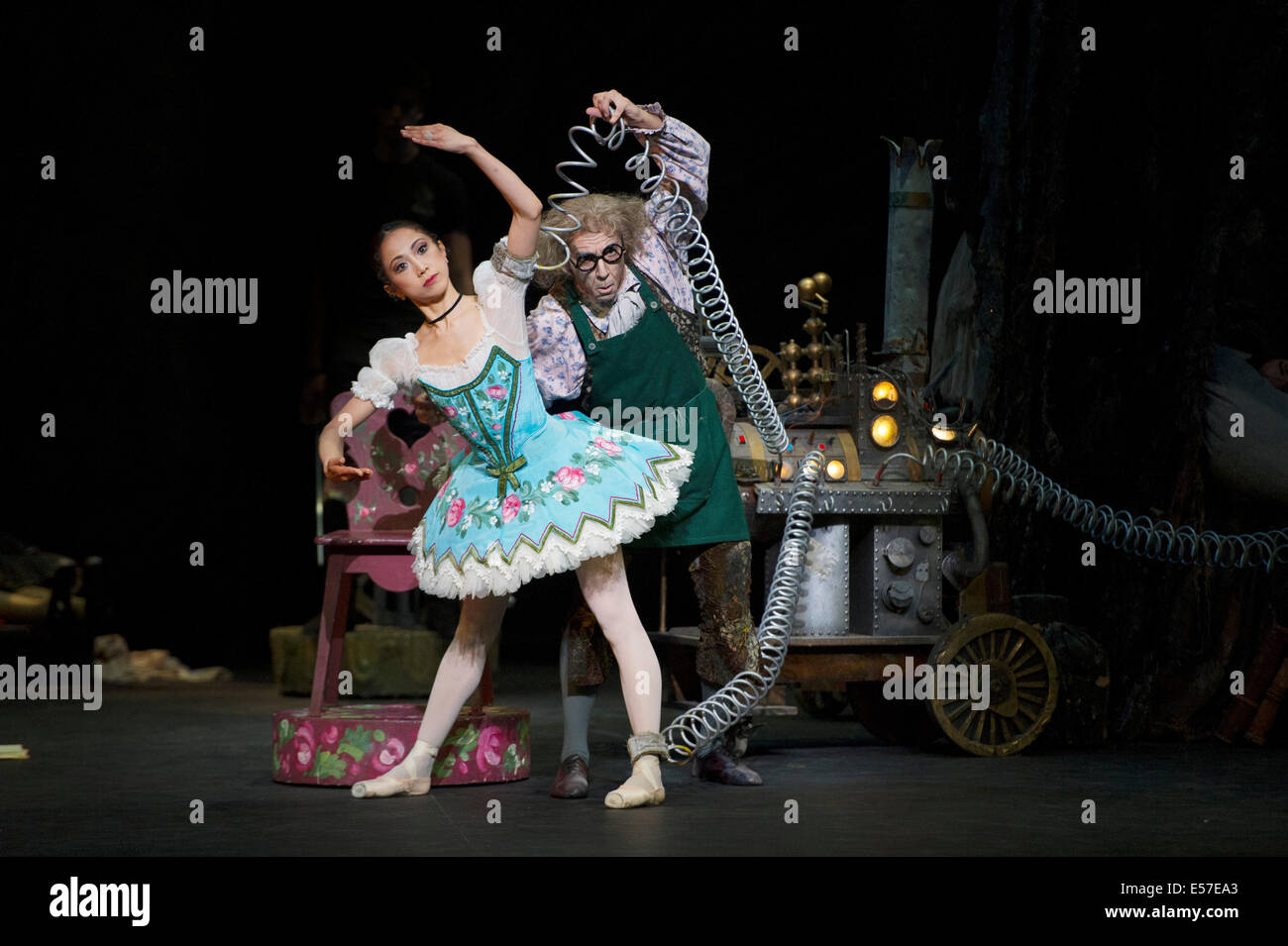 Londres, Royaume-Uni. 22 juillet, 2014. La production de l'English National Ballet de Coppélia au London Coliseum avec Erina Takahashi qui joue avec le personnage Copelia Dr Coppelius le jouet bouilloire Crédit : PAUL GROVER/Alamy Live News Banque D'Images