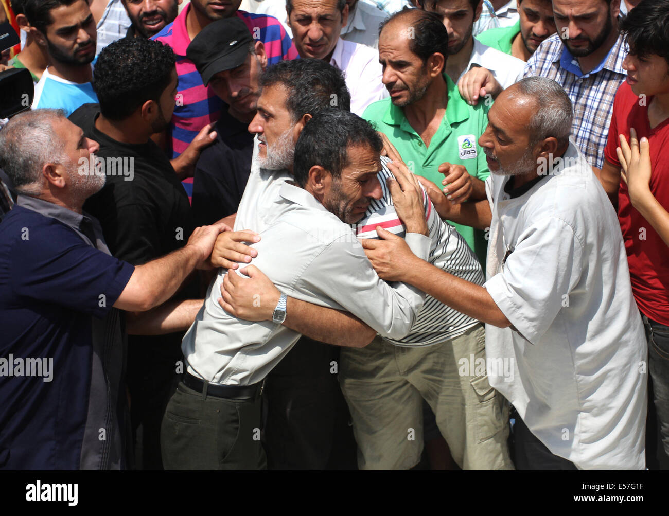 Gaza, Territoires palestiniens. 22 juillet, 2014. Parents palestiniens pleurent pendant les funérailles pour les membres de la famille Al-Kilani à Beit Lahia dans le nord de la bande de Gaza le 22 juillet 2014. sept membres de la famille Kilani, ont été tués après une frappe aérienne israélienne à l'immeuble Al Salam le 21 juillet nuit à Gaza. Credit : Sameh Rahmi/NurPhoto/ZUMA/Alamy Fil Live News Banque D'Images