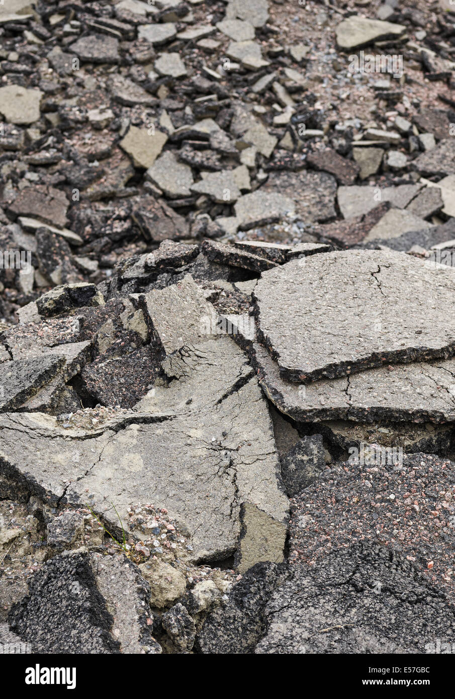 Gros tas de l'asphalte des pièces, produit des déchets Banque D'Images