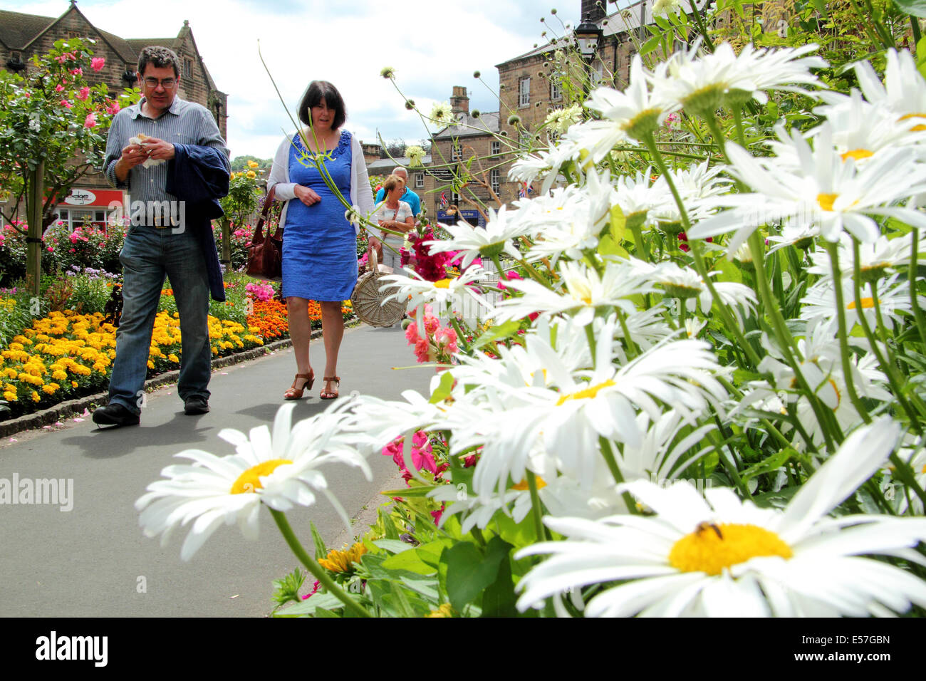 Les frontières de l'été en pleine floraison à la Bath Jardins en Bakewell, une jolie petite ville dans le parc national de Peak District, Derbyshire, Royaume-Uni Banque D'Images