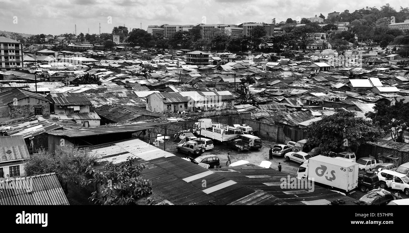 1 août 2013 - Kampala, Ouganda - Katanga à Kampala est un bidonville où plus de 20 000 personnes vivent dans des conditions de pauvreté extrême et sans les infrastructures de base telles que l'approvisionnement en eau douce permanente et maisons en briques, au milieu des maisons bidonvilles un groupe de combattants ambitieux tentent d'atteindre à une vie meilleure. Collecte et pelures de banane pour survivre, ils sont passionnés de boxe, et ils continuent leur lutte malgré le mépris, qui est souvent prononcé ouvertement. Le Boxer Club de rhinocéros au milieu des bidonvilles de Katanga, permettant des brefs moments d'évasion, où fighte Banque D'Images