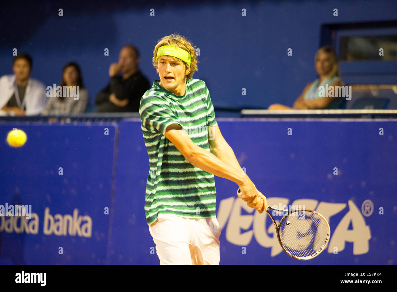 Umag, Croatie. 22 juillet 2014 à Zagreb (Croatie) - Le joueur de tennis allemand Alexander Zverev est frapper un revers à l'Vegetea 2014 Ouvert croate à Umag. Il joue son premier match contre l'espagnol Albert demi. Credit : Janine Lang/Alamy Live News Banque D'Images