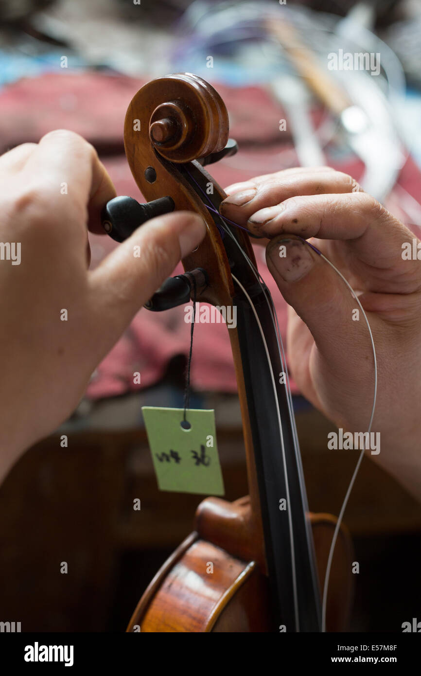 Le Beijing Tian Jing Couture Fiddle Factory, dans le district de Tongzhou Grand Beijing, Chine Banque D'Images