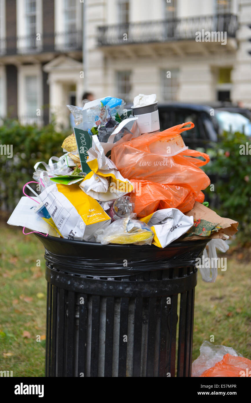 Trop plein (poubelle sacs Sainsbury's park Londres Banque D'Images
