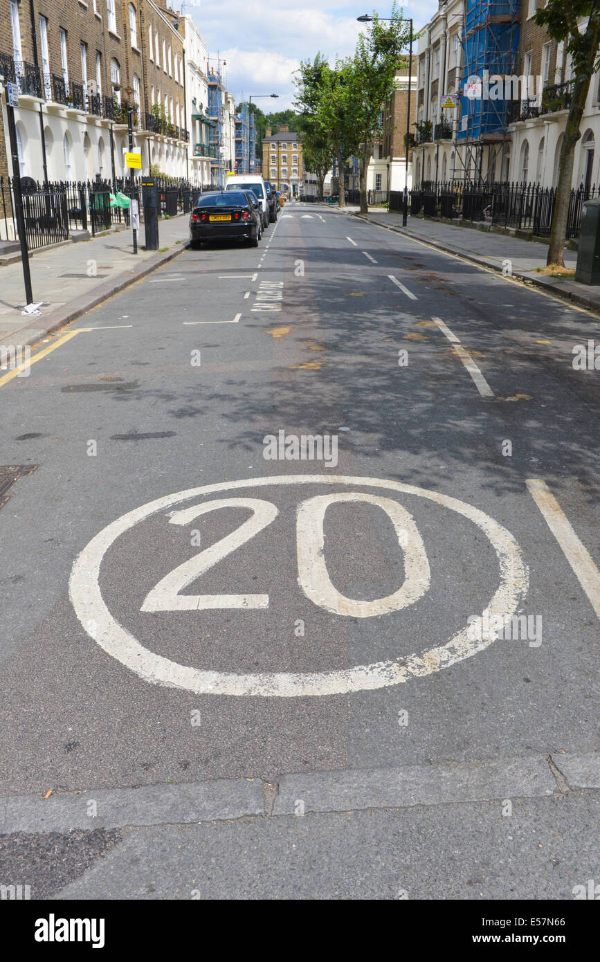 Limitation de vitesse de 20 mi/h sign painted on road Kings Cross Londres Banque D'Images