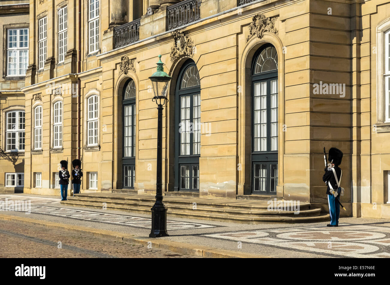 Des gardes au Royal Palais d'Amalienborg, Copenhague, Danemark Banque D'Images