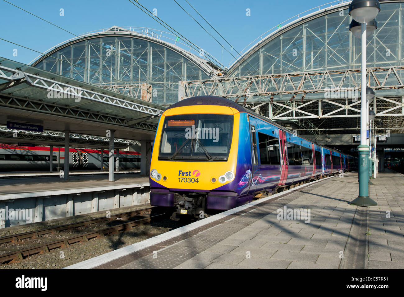 Une première TransPennine Express ADtranz Bombardier / Class 170 Turbostar au niveau de la plate-forme de la gare Piccadilly de Manchester. Banque D'Images