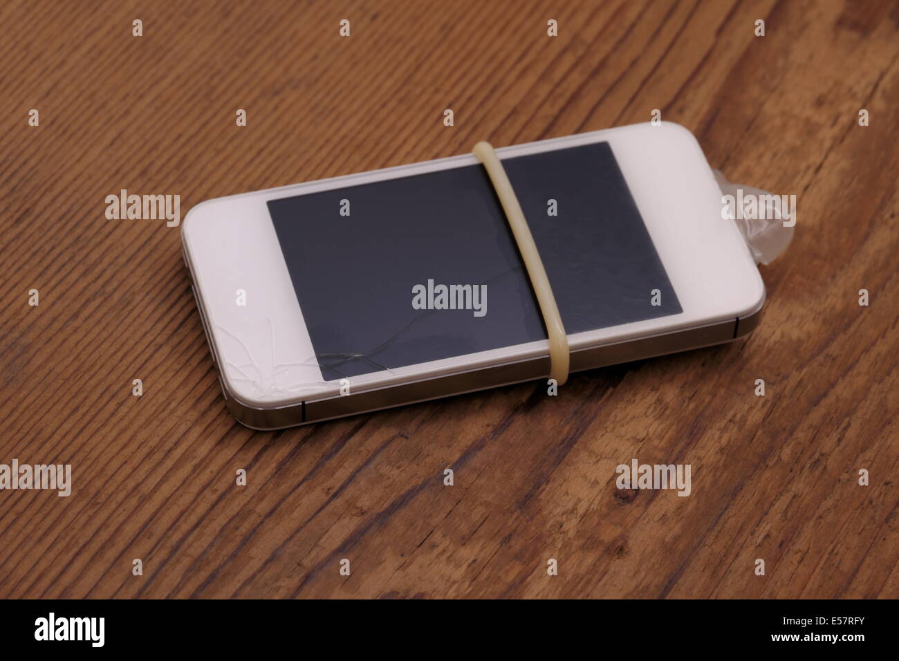 Smartphone avec les préservatifs protègent contre les bris de verre, concept Banque D'Images