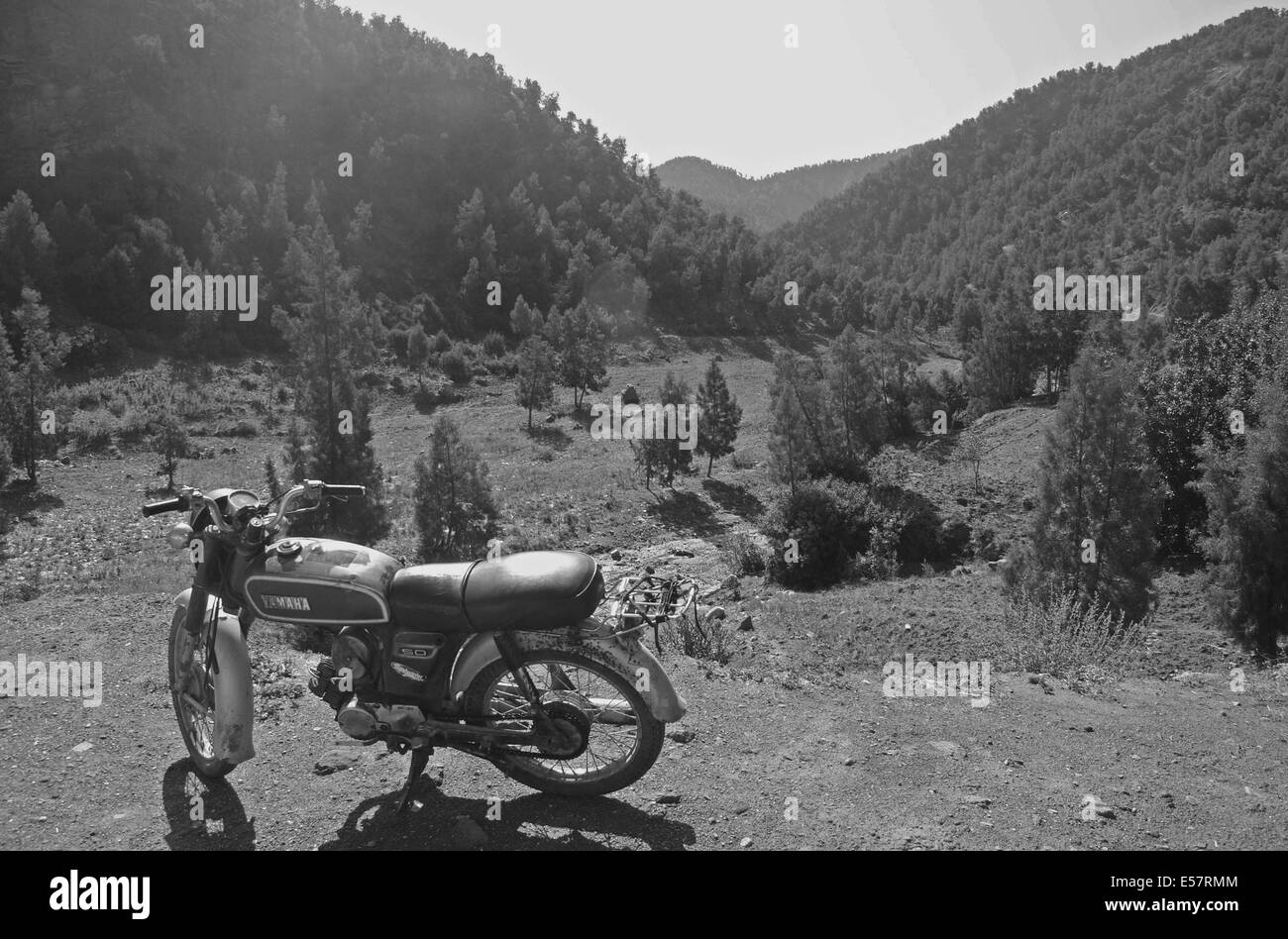 Moto en face de montagnes, Maroc Banque D'Images