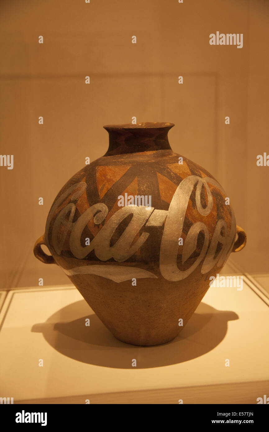 Ai Weiwei ; navire chinois avec le logo Coca-cola sur elle de toute  évidence inspiré par Andy Warhol et le pop art l'utilisation des readymades  Photo Stock - Alamy