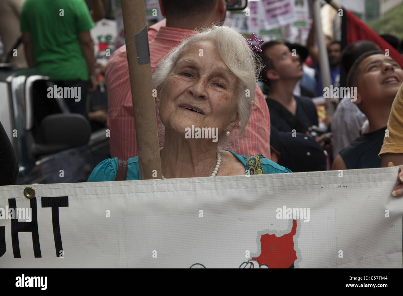 Grand pro-palestiniens, anti-israéliennes manifestation à proximité du consulat israélien à New York. Groupe a ensuite défilé à midtown Manhattan Banque D'Images