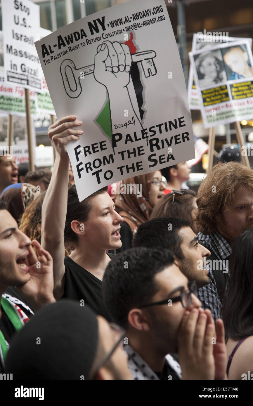 Grand pro-palestiniens, anti-israéliennes manifestation à proximité du consulat israélien à New York. Groupe a ensuite défilé à midtown Manhattan Banque D'Images