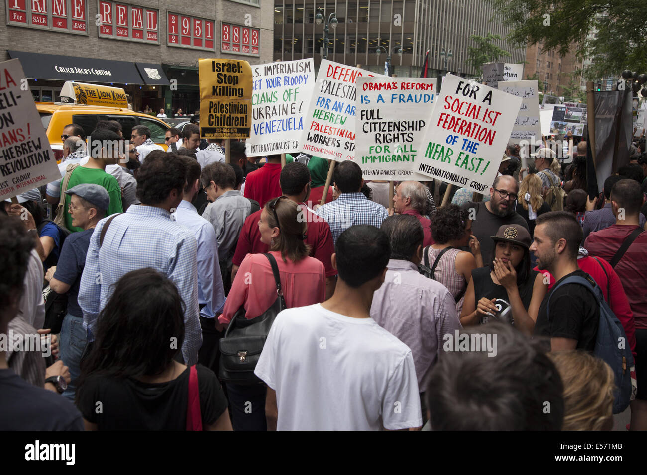 Grand pro-palestiniens, anti-israéliennes manifestation à proximité du consulat israélien à New York. Groupe a ensuite défilé à midtown Manhattan Banque D'Images