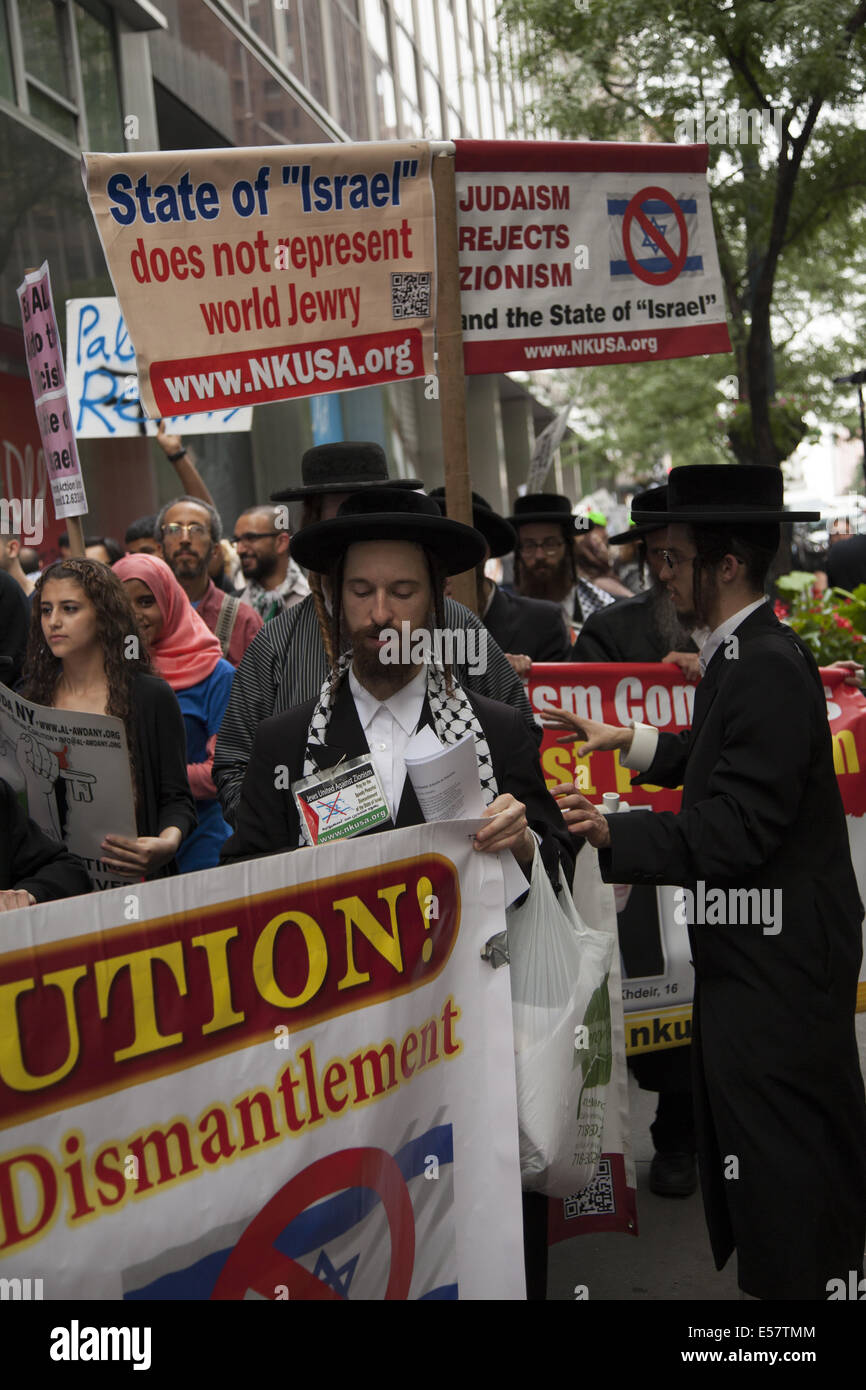 Grand pro-palestiniens, anti-israéliennes manifestation à proximité du consulat israélien à New York. Groupe a ensuite défilé à midtown Manhattan Banque D'Images