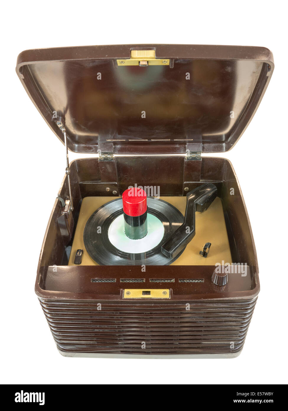 La lecture d'un disque vinyle dans un ancien tube portable record player fait de bakélite, isolé sur fond blanc, cut-out Banque D'Images