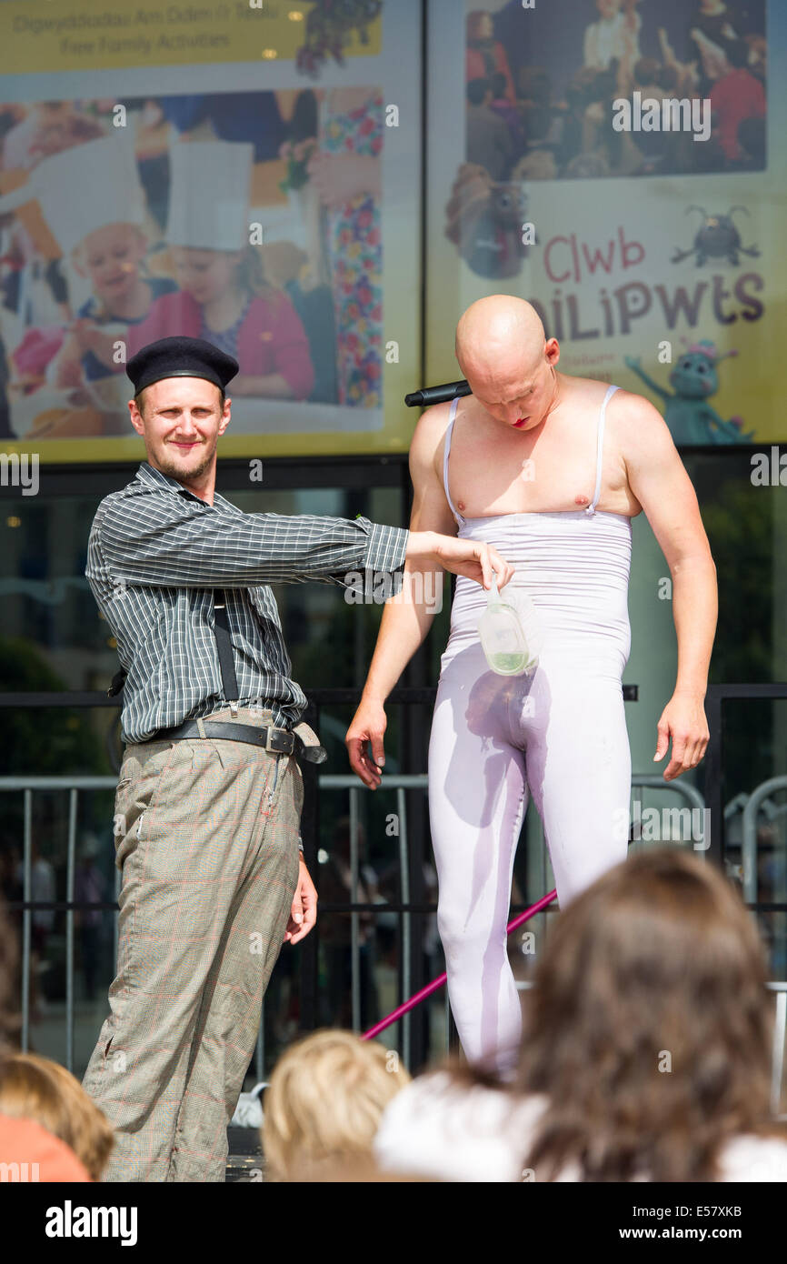 Le Navet Bete - Devon, troupe de clowns l'exécution d'une routine à Blysh Festival à Cardiff - Juillet 2014 Banque D'Images