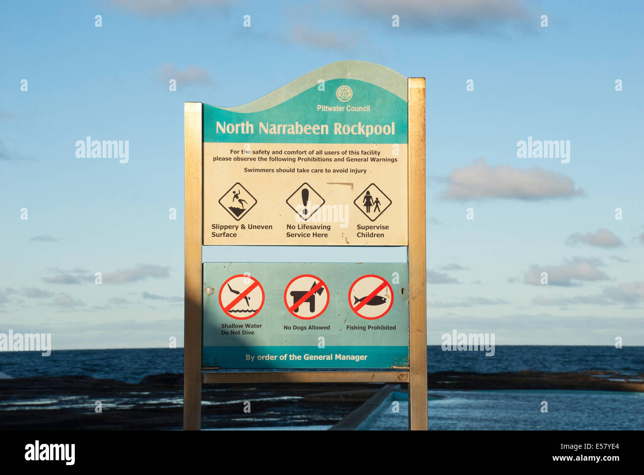 L'information et de la sécurité des transports à North Narrabeen Rockpool. Banque D'Images L'information et de la sécurité des transports à North Narrabeen Rockpool. Banque D'Images