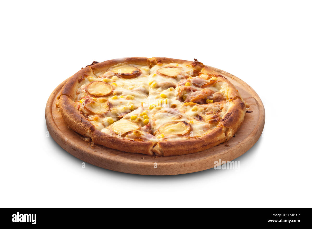 Pizza au salami, fromage et le maïs sur tableau isolé sur fond blanc Banque D'Images