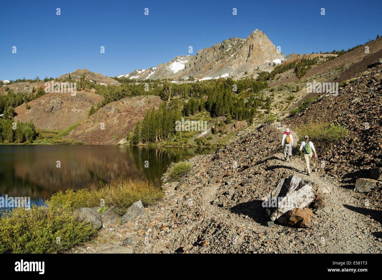 Quelques randonnées passé Blue Lake dans les montagnes de la Sierra Nevada Banque D'Images