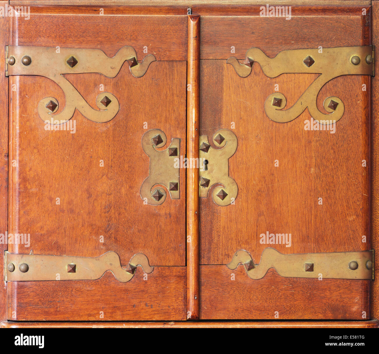 Les portes d'armoire en bois ancien avec charnières en laiton et verrouillage Banque D'Images