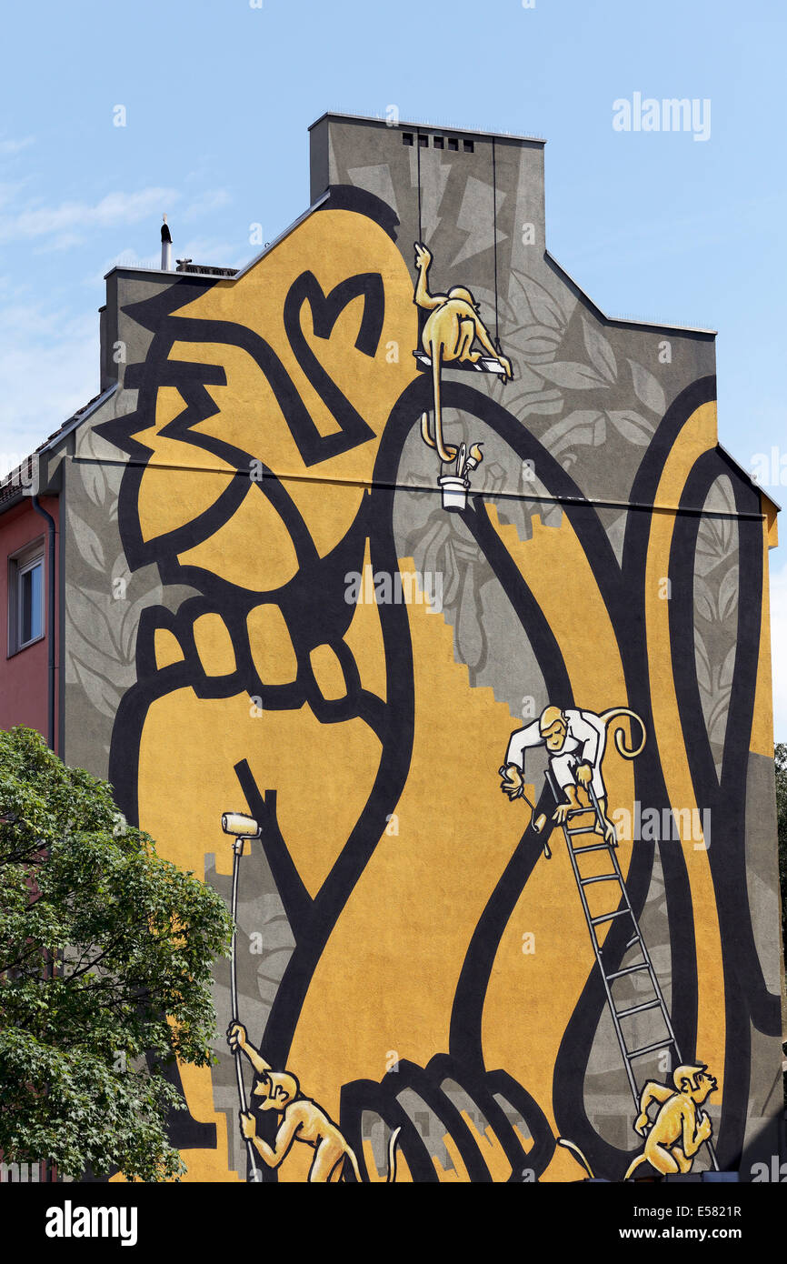 Petits singes en peinture d'un grand singe sur le mur de la maison, murale, art de rue, Düsseldorf, Rhénanie du Nord-Westphalie, Allemagne Banque D'Images