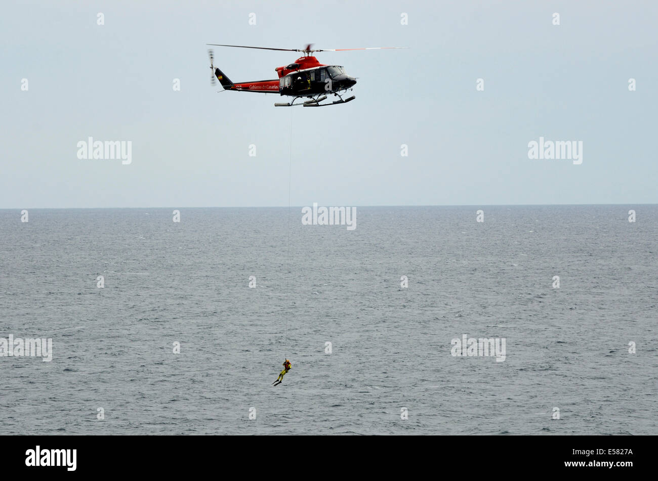 Service de sauvetage air-mer l'exercice avec un frogman sur un treuil, l'escadron d'hélicoptères de sauvetage du gouvernement des Canaries, Tenerife Banque D'Images