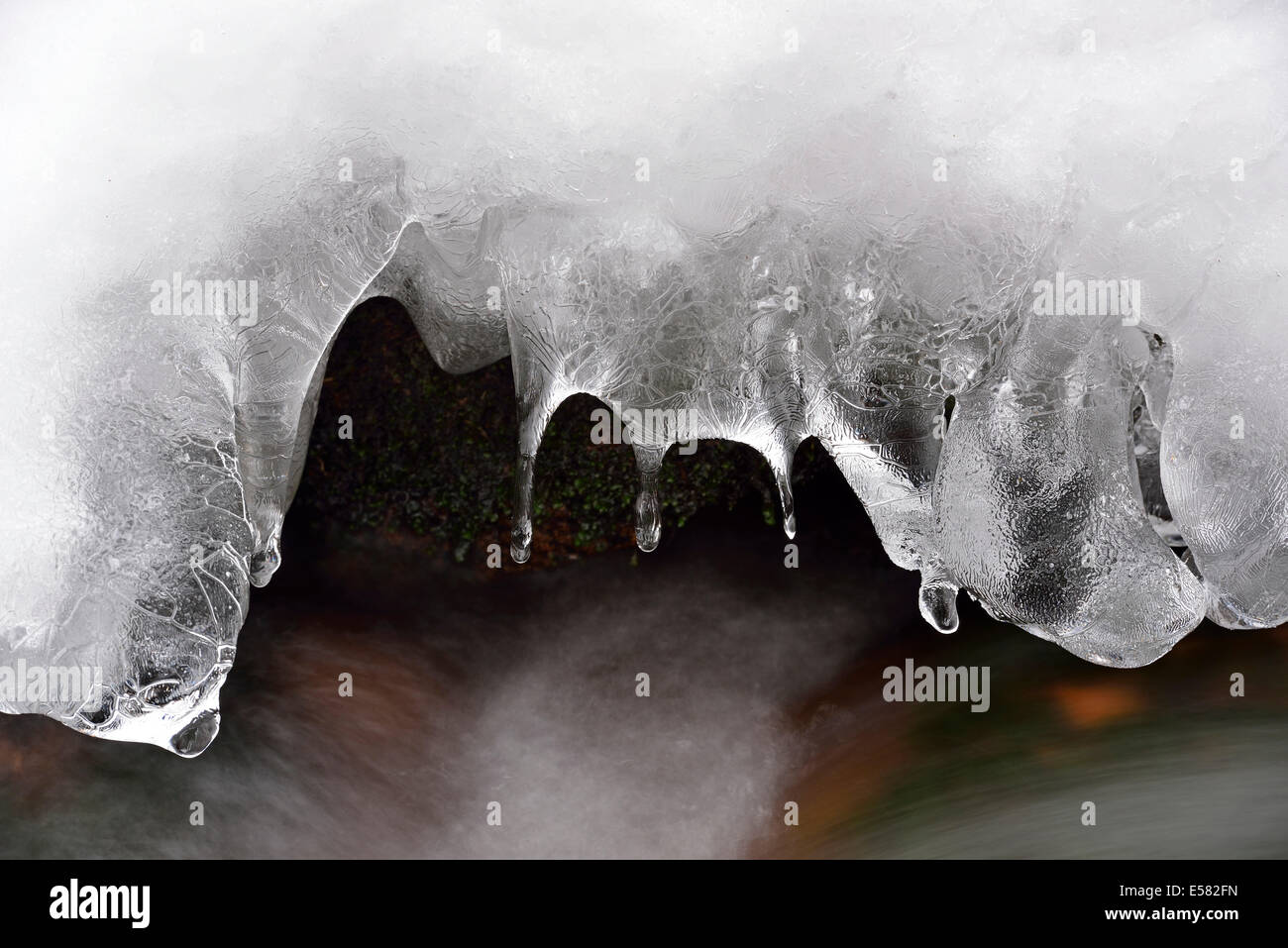 Formations de glace dans le ruisseau de montagne Bode, Braunlage, Basse-Saxe, Allemagne Banque D'Images