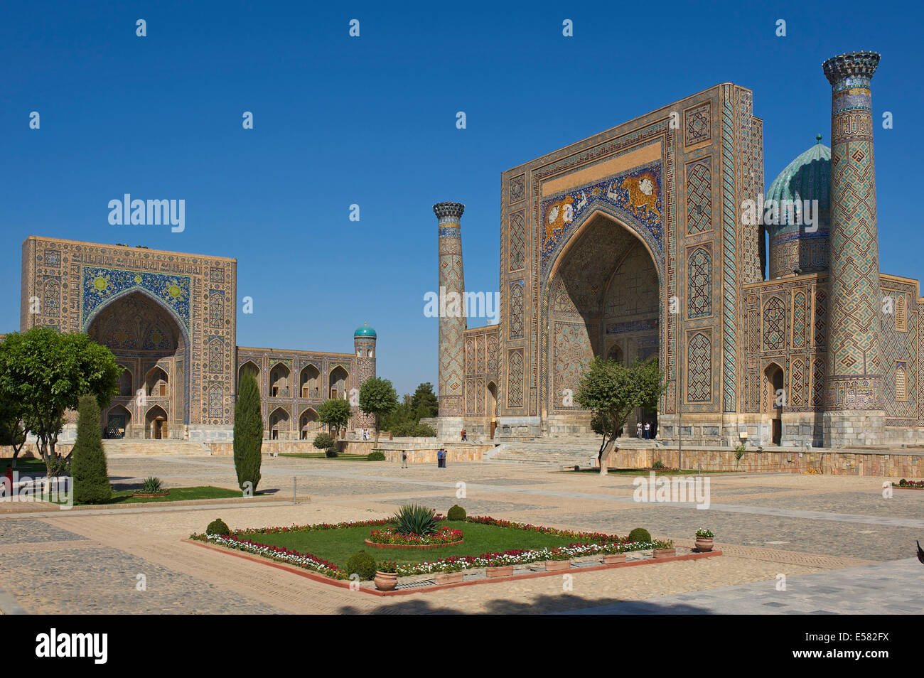 Tilya-Kori Madrasah et Sher-Dor Madrasah, Reghistan, Samarkand, Ouzbékistan Banque D'Images