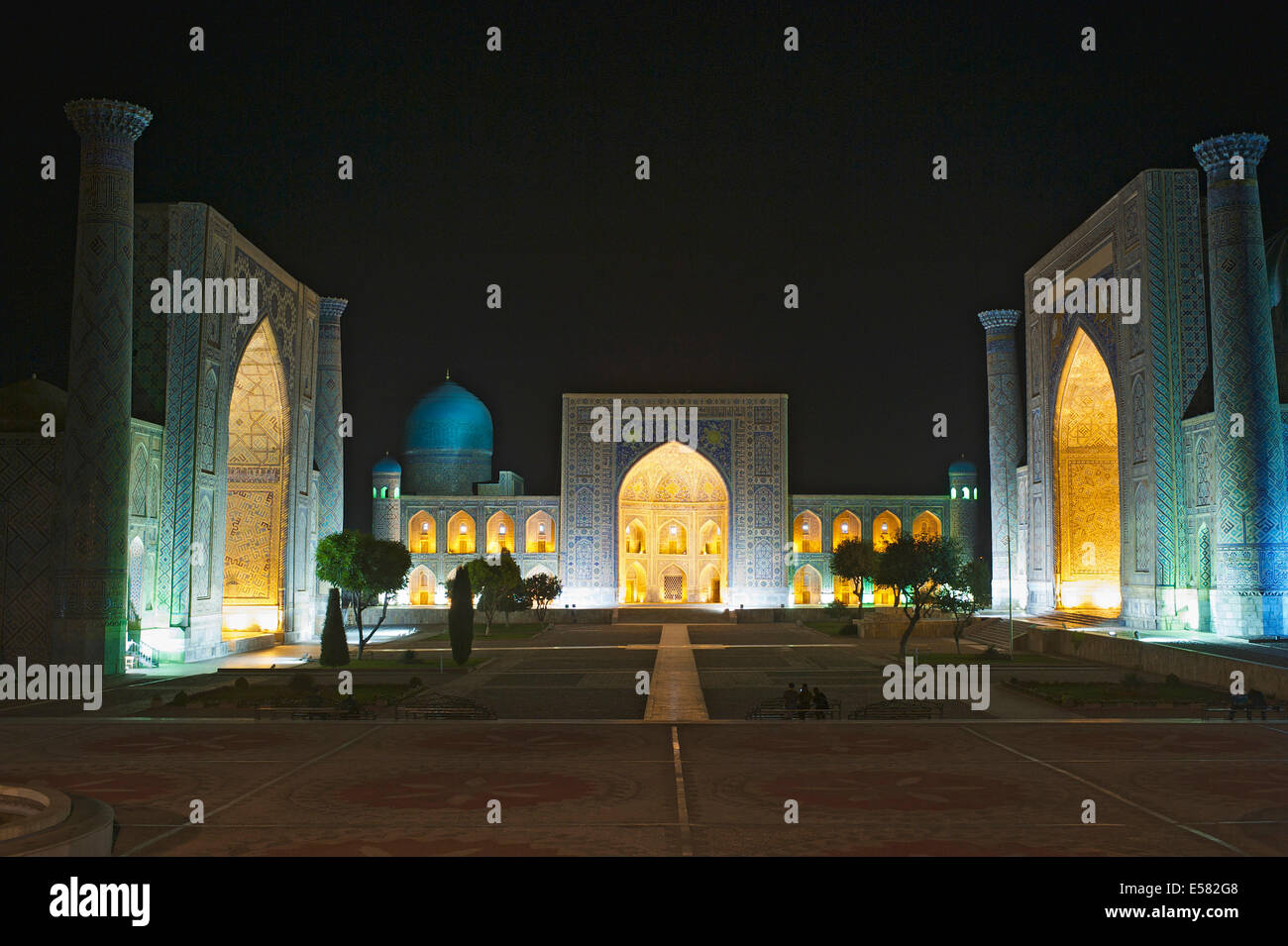 Ulugbek Madrasah Liens, moyen Tilya-Kori Madrasah, juste Sher-Dor Madrasah, Reghistan, dans la nuit, Samarkand, Ouzbékistan Banque D'Images