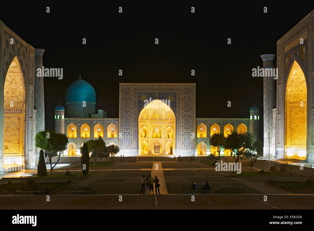 Ulugbek Madrasah Liens, moyen Tilya-Kori Madrasah, juste Sher-Dor Madrasah, Reghistan, dans la nuit, Samarkand, Ouzbékistan Banque D'Images