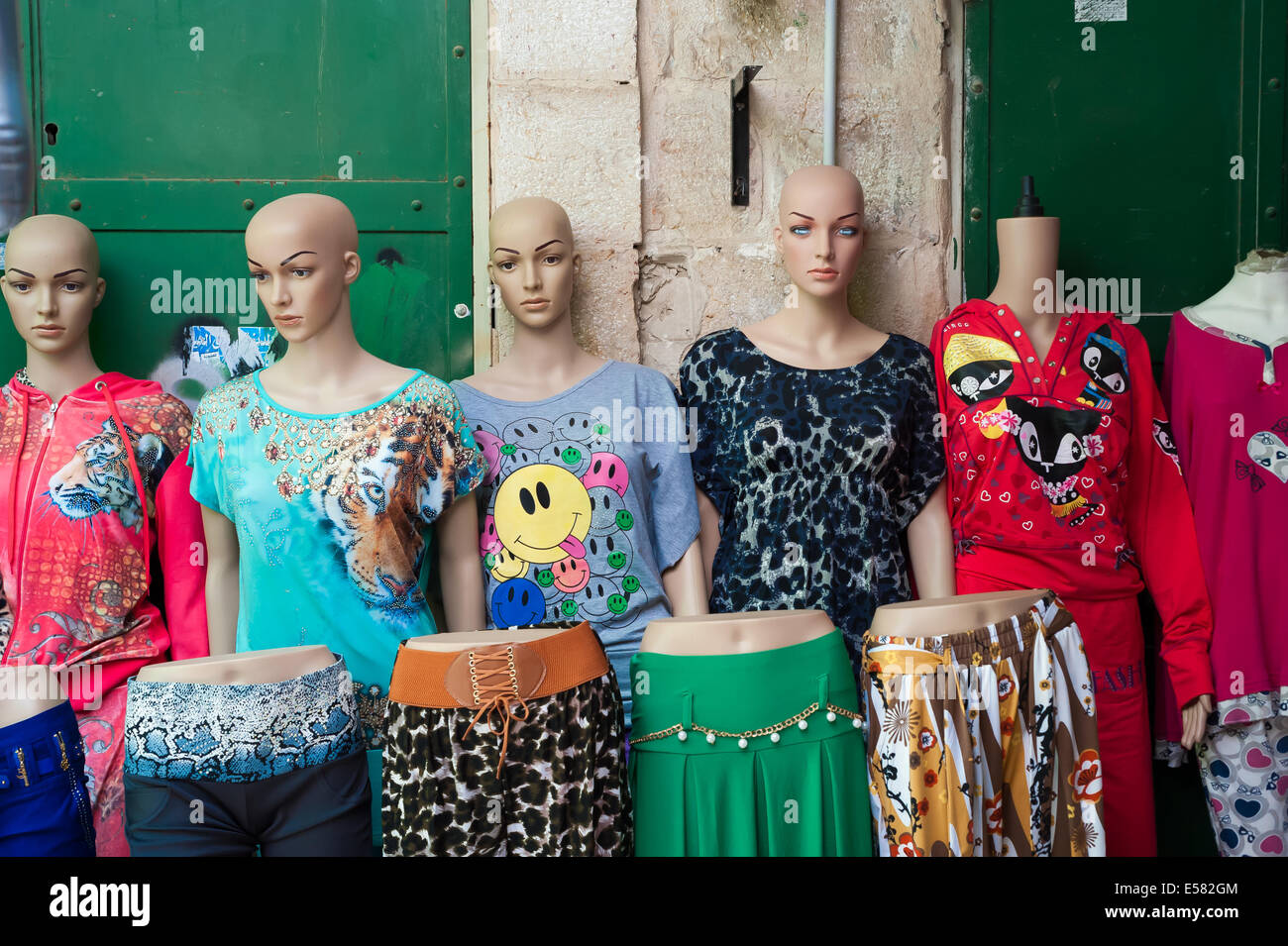 Mannequins avec des lingettes neuves à vendre au marché de la vieille ville de Nazareth, Israël Banque D'Images