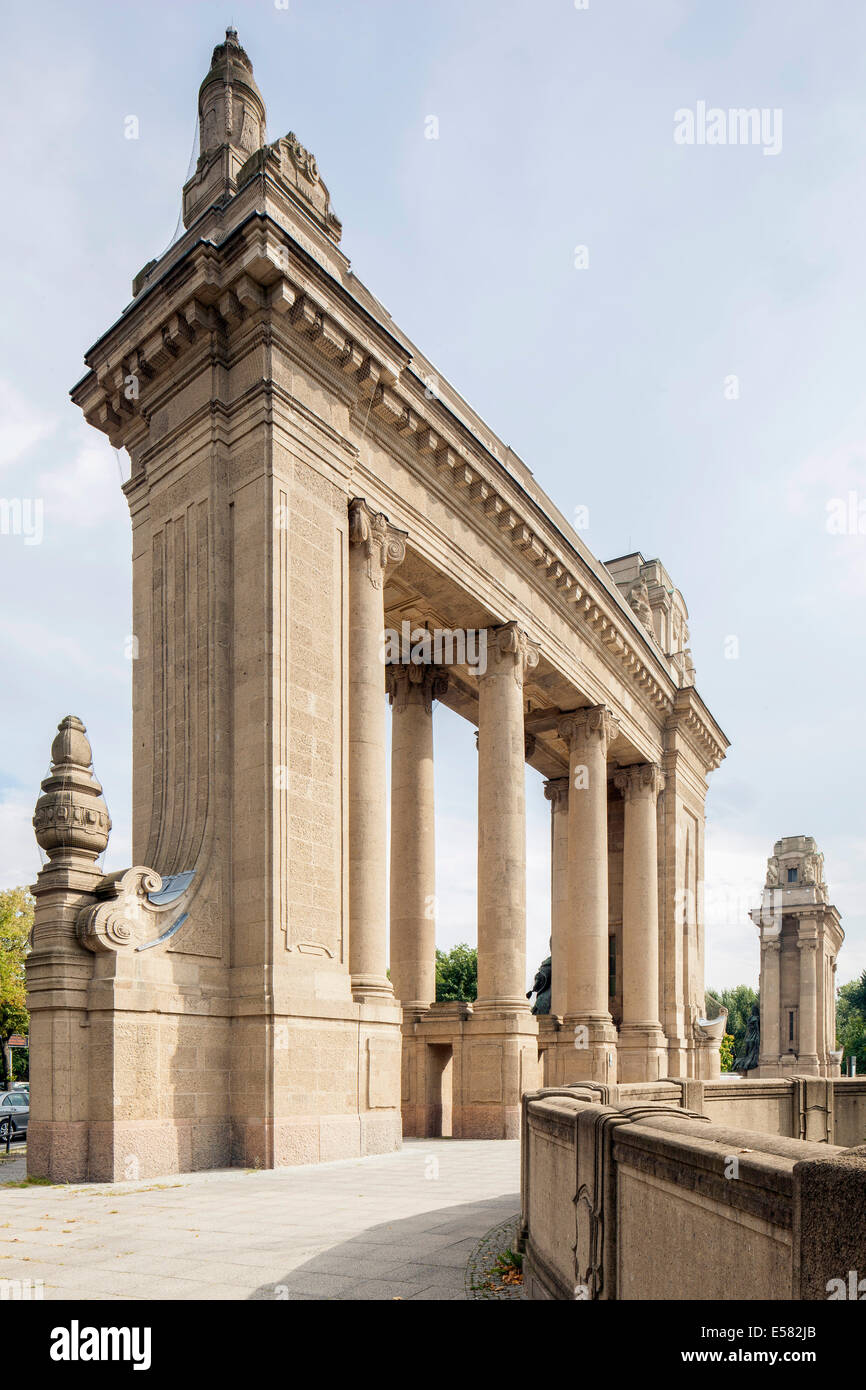 Porte de Charlottenburg, brique, à partir de 1908, à l'est de la sortie de la ville alors indépendant de Charlottenburg, Berlin Banque D'Images Porte de Charlottenburg, brique, à partir de 1908, à l'est de la sortie de la ville alors indépendant de Charlottenburg, Berlin Banque D'Images
