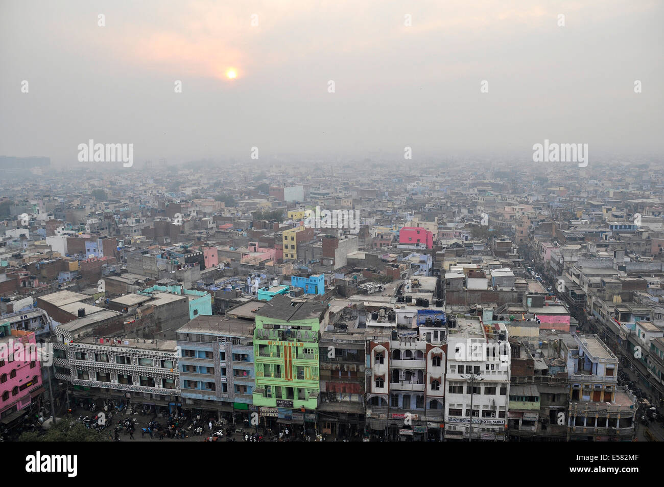 Vue sur la vieille ville de Delhi, du minaret de la mosquée Jama Masjid, Chandni Chowk, New Delhi, Delhi, Inde Banque D'Images