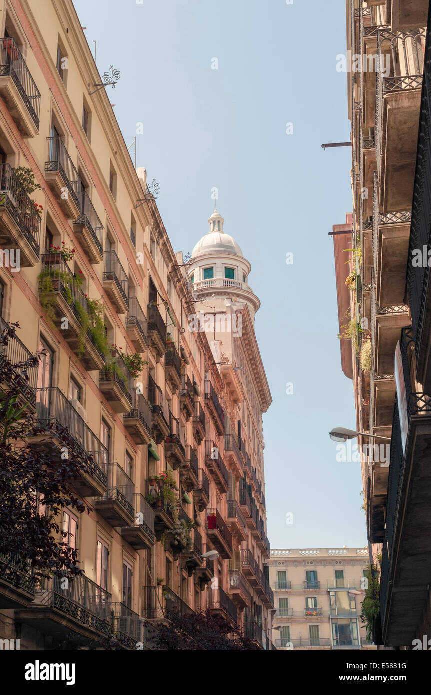 Rue résidentielle de Barcelone avec bâtiments modernistes Banque D'Images